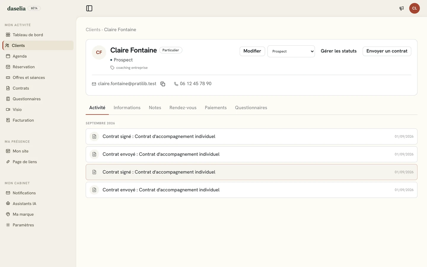Fiche client : le fil d'activité liste le contrat envoyé puis le contrat signé, chacun avec sa date.