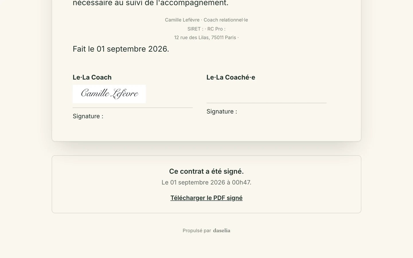 Page publique d'un contrat signé : la signature manuscrite de la praticienne, la mention « Ce contrat a été signé » avec sa date et son heure, et le lien de téléchargement du PDF.